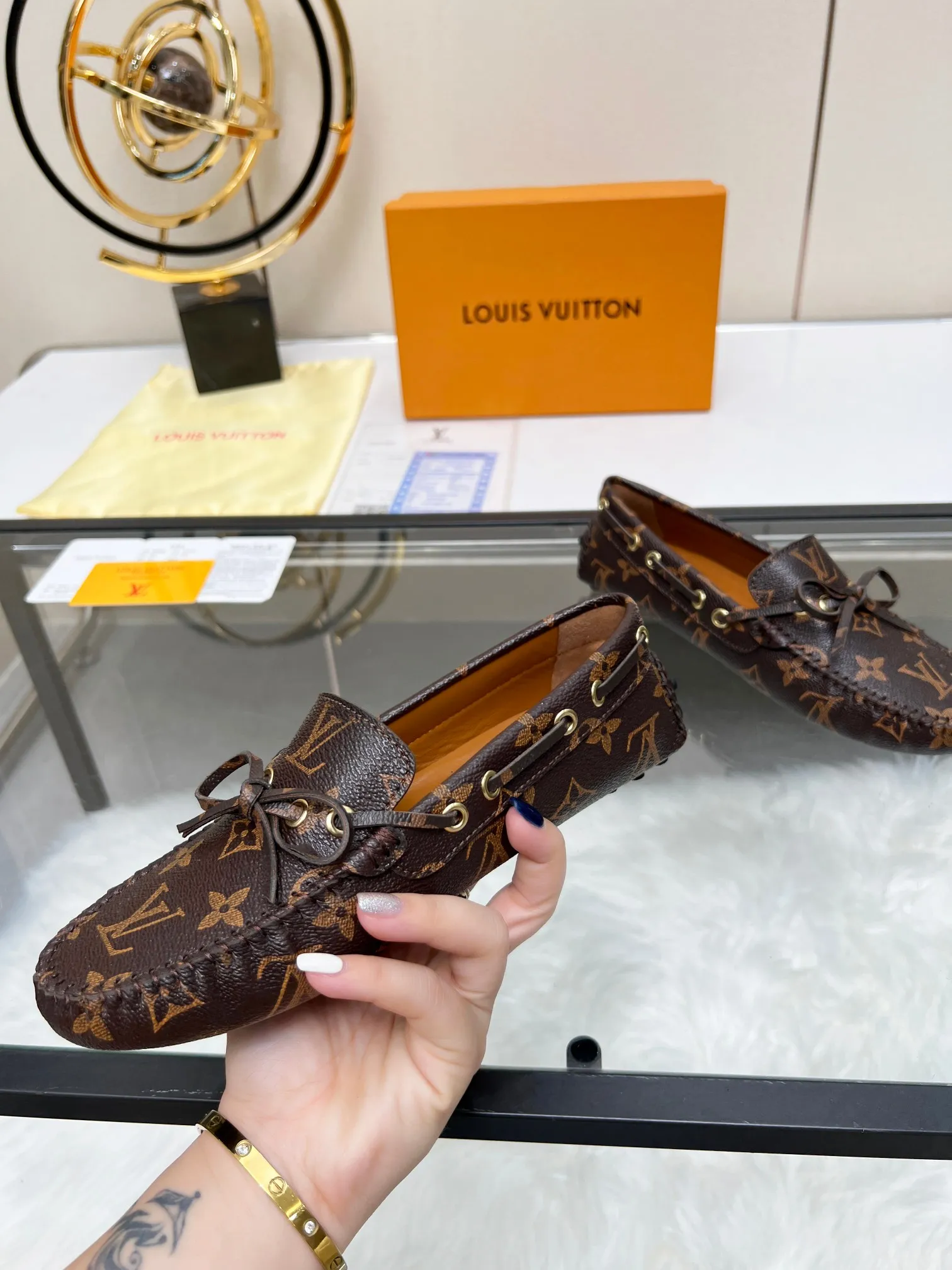 👟👟Ex-factory price 420👟👟 Lvui...Vuitt* on/】...Top purchasing agent, high version, counter 2023 spring, summer and autumn new color beanie shoes, imported fabrics, buckle bows, classic popular shoes. Lining: Sheepskin lining Color: Presbyopia Xingli Women's model: 35-42 standard size.